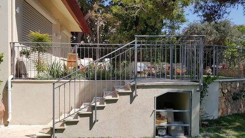 מעקות ברזל - לחוץ הבית