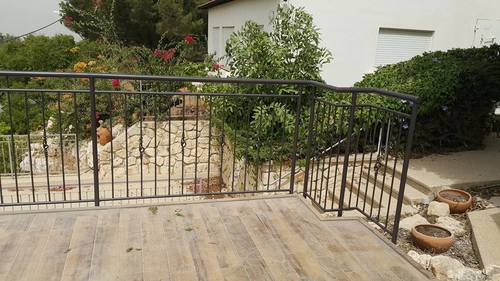 מעקות ברזל - לחוץ הבית