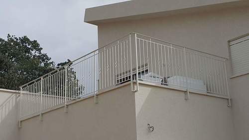 מעקות ברזל - לחוץ הבית