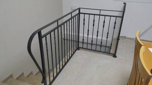 מעקות ברזל - פנים הבית 