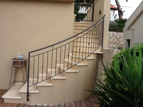 מעקות ברזל - לחוץ הבית