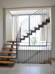 מדרגות בייצור בהתאמה אישית מברזל ועץ -  לפנים הבית 