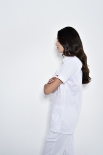 טוניקת אחיות שרוול קצר עם צווארון