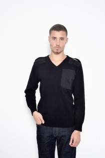 סוודר דגם V עם טלאים שחור