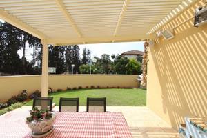 הפרגולה המולשמת-פרגולת אלומיניום מתכווננת ידנית או חשמלית - רפפה 10 ס"מ ! שומרת על האור בבית!אטומה חלקית בחורף!מאפשרת משחקי אור וצל בקיץ! 