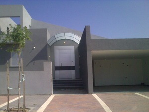 גגון כניסה / גגון גשם / גגון מעוצב מדגם: גלים - שלדת אלומיניום עגולה וכיסוי PVC בצבעים מוגן U/V 