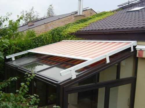 פרגולה חשמלית מדגם: סוכך מסילות קשתי הכולל שלדת אלומיניום איכותית , בד דראלון אקרילי ספרדי או PVC איכותי ומנוע מתקדם