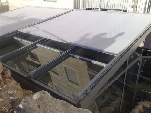 פרגולה חשמלית מדגם: סוכך מסילות קשתי הכולל שלדת אלומיניום איכותית , בד דראלון אקרילי ספרדי או PVC איכותי ומנוע מתקדם