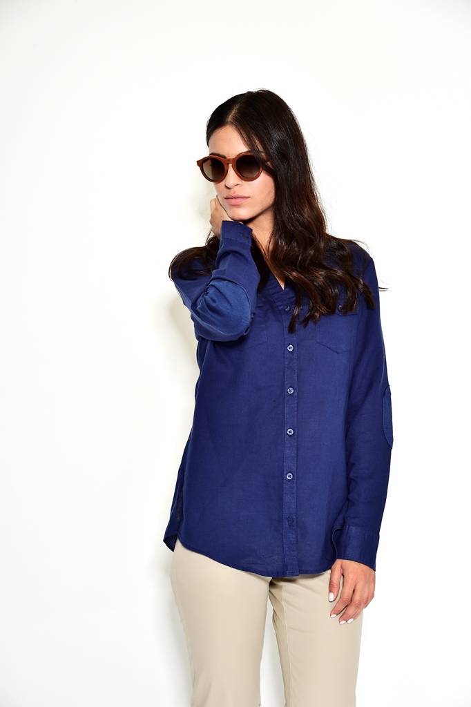 חולצת נשים עם טלאי במרפק