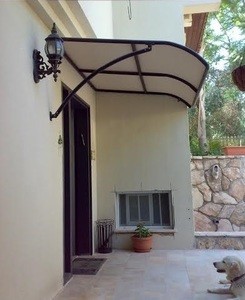 גגון כניסה / גגון גשם / גגון מעוצב מדגם: ישר עם ערגול קטן מלפנים - שלדת אלומיניום עגולה וכיסוי PVC בצבעים מוגן U/V 