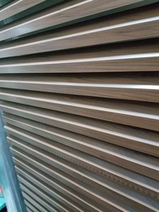 מוצר מציאון : מסתור אלומיניום דגם הייטק מקבילית בציפוי דמוי עץ יוקרתי - רק חזית , במידה  250*100 ס"מ , מרווח אור 0 