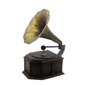 פסל רטרו- גרמופון 