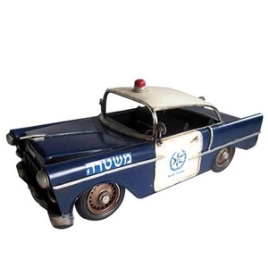 פסל רטרו- ניידת משטרה