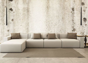 קיר טקסטורת חיספוס עם כתמים כהים.