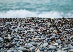 טפט חלוקי נחל אל מול הים