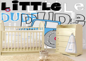 קיר מעוצב עם מכונית וכיתוב