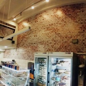 עיצוב קיר בריקים