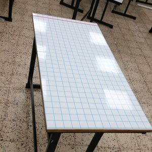 קיר מעוצב עם מדבקת לוח מחיק