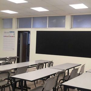 חיפוי קיר עם מדבקת לוח גיר