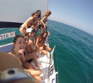 שייט ביאכטה ל-13 מפליגים למשך 60 דק'