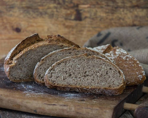 לחם שיפון גרמני ממחמצת שיפון וגרעיני שיפון בהשריה