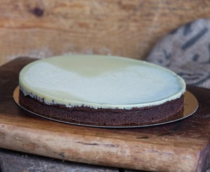 עוגת שוקולד עגולה בציפוי שוקולד לבן