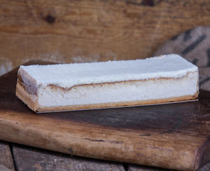 עוגת גבינה אפויה בציפוי קרם שמנת