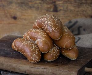 חבילת 6 לחמניות ילדים מקמח לבן בציפוי שומשום