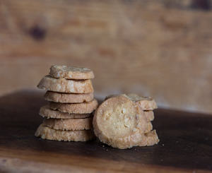 עוגיות אגוזי לוז פריכות ללא תוספת סוכר