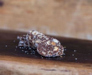 רול תמרים טבעוני בציפוי שבבי קוקוס