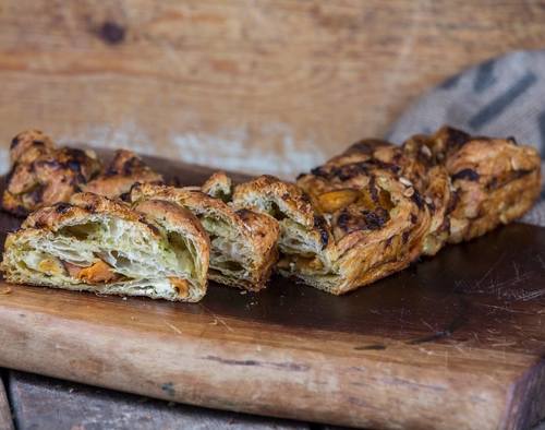 מאפה שמרים בתוספת בטטה קלויה עם גבינת פטה