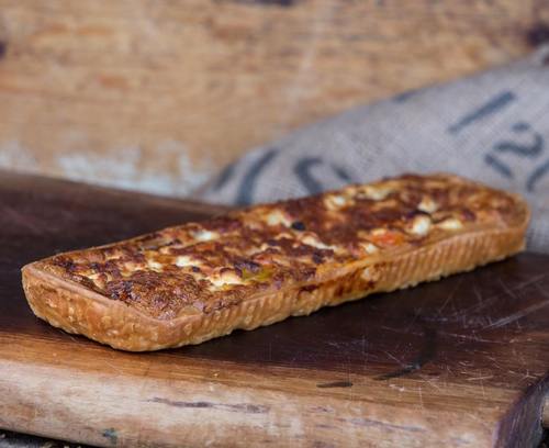 מאפה גבינות עם עגבניות שרי ומוצרלה