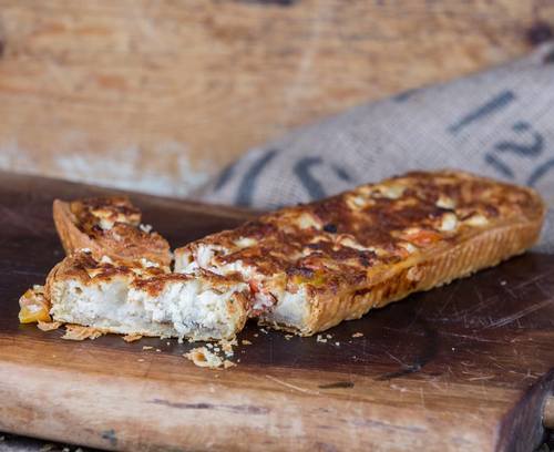 מאפה גבינות עם עגבניות שרי ומוצרלה