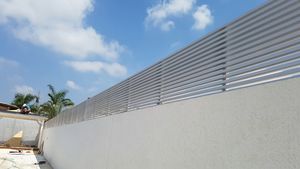 גדר אלומיניום יוקרתית דגם הייטק - פרופילים שוכבים 