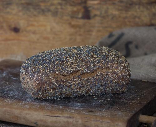 לחם בר 100% כוסמין בציפוי פשתן סומסום ופרג, לחם שאור ממחמצת טבעית