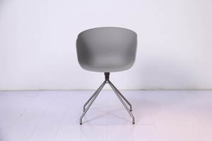 קתרין כסא אירוח מושב פלסטיק אפור או שחור שלד מתכת שחור מיליון כסאות