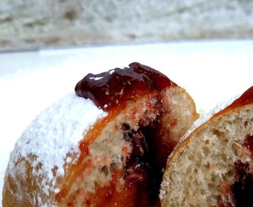 סופגניה אפויה במילוי קונפיטורת תות