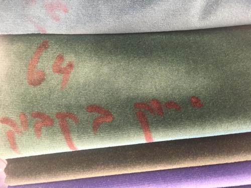 ברונו כורסת המתנה מעוצבת רגל מתכת שחורה ריפוד בד קטיפה