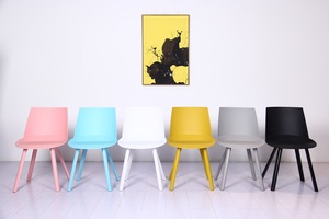 גידי כסא אירוח מעוצב מושב פלסטיק לבן רגל מתכת לבנה מיליון כסאות