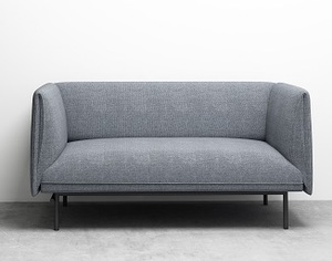 אדריאנו כורסת אירוח מעוצבת גב נמוך שלד מתכת שחור ריפוד בד אפור מידות L74*W149*H80 גובה מושב 44 ס"מ מיליון כסאות