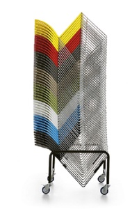 עגלה לנשיאת כסאות במערום מיליון כסאות