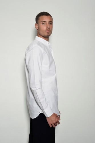 חולצת גברים עם כיס וקלפה לבנה