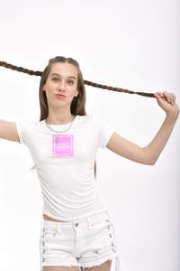 חולצה עם כיווצים בצדדים