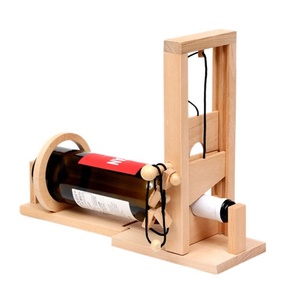 מעמד לבקבוק יין עם משחק חשיבה מעץ