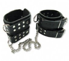 רצועות עור לרגליים