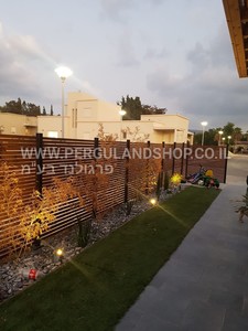 גדר אלומיניום דגם הייטק דמוי עץ מהמם . הכל למידות שלכם . את הרווחים אפשר לקבוע לבד . קל להתקנה 