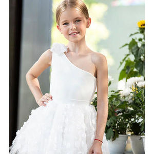 כל ילדה היא נסיכה עם הבגדים של סוויטגירל