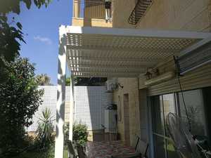 פרגולת אלומיניום שלדה אפורה או קרם  בשילוב הצללת PVC לבנה מוגן UV עם אופציה להגנה בפני גשם ( בתשלום ) 