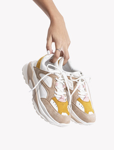 איך לבחור נעלי ספורט נוחות ואפנתיות לנערות?