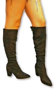 מגפיים גבוהים עד הברך במראה זמש בצבע שחור עקב כ- 7 ס"מ